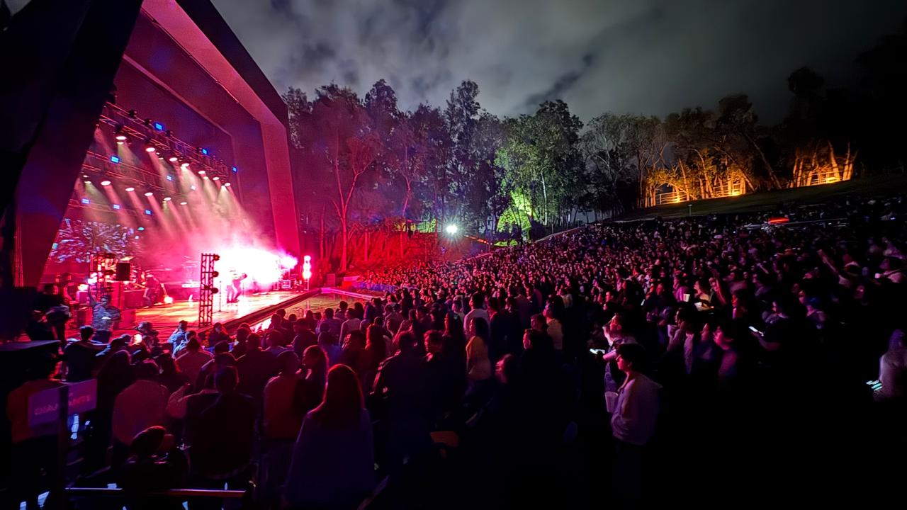 Kinky enciende el Teatro de la Ciudad con una noche de música y energía